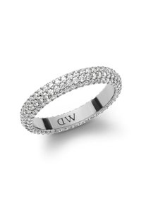 Bague en argent sertie de diamants en pavé avec un anneau lisse et des détails élaborés, dotée d'une rangée de pierres claires scintillantes le long du dessus.