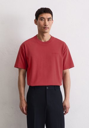 AUS SCHWEREM - T-Shirt basic - light carmine