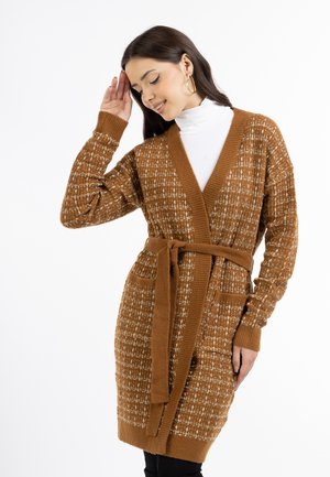 Brauner gestrickter Cardigan mit strukturiertem Muster, offenem Frontbereich, langen Ärmeln, zwei Fronttaschen und einem passenden Gürtel zum Verschließen.