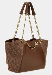 Borsa tote in pelle marrone e tessuto intrecciato e strutturato, con dettagli in catena dorata e doppi manici. Pannelli laterali distintivi con motivo intricato.
