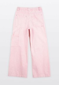 Różowe spodnie szerokie z denimu, z wysokim stanem, dwiema tylnymi kieszeniami i boczną kieszenią cargo. Gładka tekstura z wykończeniem szwem.