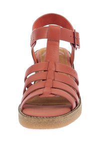 Sandalia de cuero coral con múltiples correas, punta abierta, hebilla ajustable en el tobillo y suela de goma texturizada. Diseño plano para mayor comodidad.