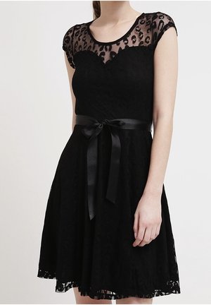 Robe en dentelle noire avec encolure transparente à imprimé léopard, manches courtes, taille cintrée, et ruban en satin noué en un nœud à l'avant.