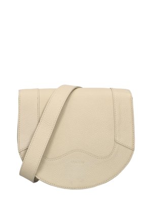 Beige crossbodytas van leer met een gestructureerd oppervlak, voorzien van een gebogen klep en een brede verstelbare riem, ontworpen om over de schouder of het lichaam te dragen.