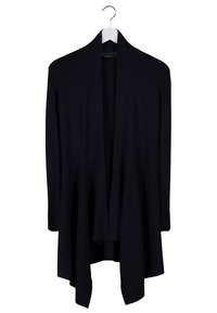 Svart cardigan med öppen front, med ett texturerat stickat mönster och en knälängd fåll. Hänger från en vit plastgalge.