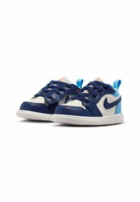 Scarpe per bambini in pelle blu navy e azzurro chiaro con suola bianca, lacci e logo swoosh distintivo. Presentano un colletto imbottito e un anello sul tallone.
