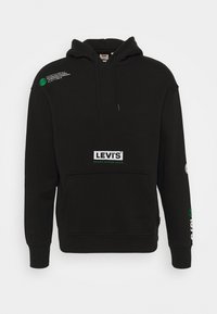 Sudadera negra con bolsillo canguro en la parte frontal, capucha con cordón y logo blanco de Levi's con acentos verdes en la manga y el hombro.