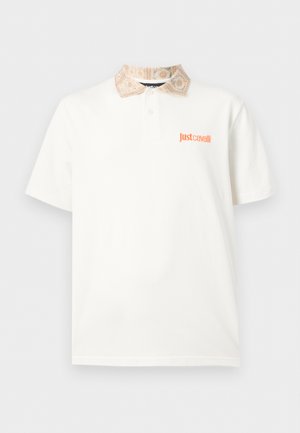 Λευκό πόλο με κοντά μανίκια, γιακάς σε μπεζ με σχέδιο και πορτοκαλί λογότυπο "just cavalli" στο αριστερό στήθος.