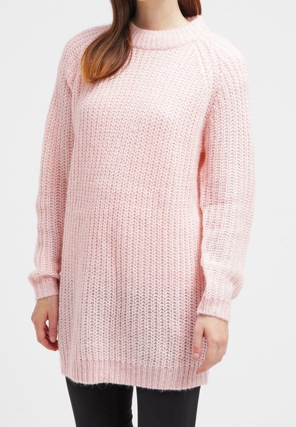 Pull en tricot rose clair au fit décontracté, col en rib et manches longues. Présente un motif texturé en maille ouverte et des fentes sur les côtés.