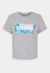 Šedé tričko s krátkým rukávem s barevným grafickým motivem zobrazujícím mraky a výrazným bílým nápisem "Levi's" na přední straně.