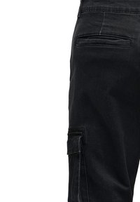 Zwarte cargobroek met een klassiek ontwerp, voorzien van een zijzak, achterzak en contrasterende stiksels voor extra detail en duurzaamheid.