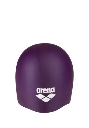 Fialová plavecká čiapka s bielym logom "arena" a tromi diamantovými tvarmi v strede vpredu.