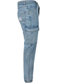 Lysblå denim cargo bukser med en tapered fit, der har sidelommer, en baglomme med et regnbue-logo og elastiske manchetter.