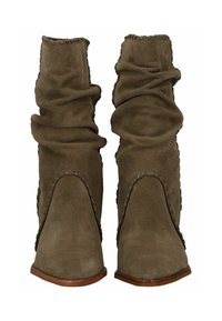 Olivově zelené semišové členkové boty s volným designem, zdobené pletenými detaily podél okrajů a s špičatou špičkou.