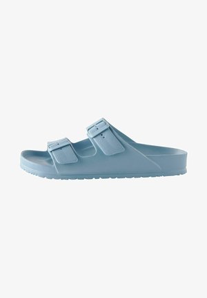 Blå formede slip-on sandal med to justerbare stropper, tekstureret overflade og en tyk sål. Letvægtsdesign med en glat finish.