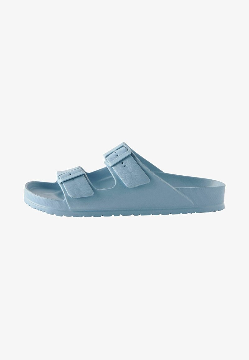 Sandale slip-on bleue moulée avec deux sangles ajustables, surface texturée et semelle épaisse. Conception légère avec une finition lisse.
