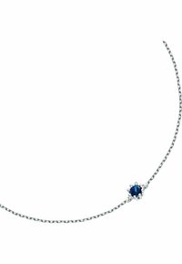 Silverfärgad kedjehalsband med en central blå ädelsten, inlagd i en metallaccent som liknar en blomma. Kedjan är delikat med mönster av länkar.