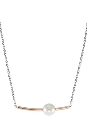 Collier en chaîne argentée avec une barre courbée en or ornée d'un pendentif perle blanche unique centré.