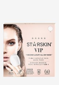 Les tampons masques Miracle Skin 7-en-1 de Starskin, présentés dans une boîte rose, mettent en avant le nom du produit en lettres grasses, accompagné d'une image d'un modèle tenant un tampon masque.