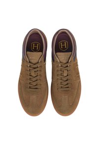 Pár hnedých nubukových sneakers s viazaním, s gumovými podrážkami a bordovým vnútorným čalúnením, značky Hackett London na jazyku a boku.