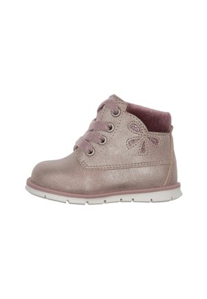 Stivale alla caviglia color taupe con lacci, in tessuto texture, fodera in suede rosa, dettagli metallici e suola in gomma bianca. Presenta un design floreale sul lato.
