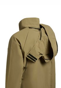 Vandt�æt beige jakke med høj krave, justerbar hætte med snoretræk og velcro-detaljer på ærmet, samt en glat tekstur.