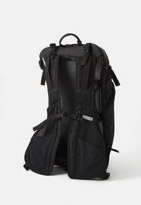 Svart ryggsekk med nettingpolstring, justerbare stropper, doble glidelåsrom og forsterket bunn for holdbarhet.