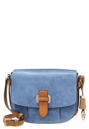 Sac bandoulière en daim bleu avec bandoulière en cuir caramel, fermeture à boucle et breloque en métal doré sur le côté.