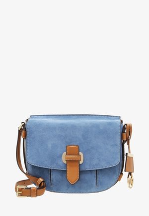 Sac bandoulière en daim bleu avec bandoulière en cuir caramel, fermeture à boucle et breloque en métal doré sur le côté.