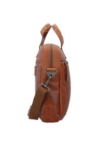 Braune Ledertasche mit Reißverschluss oben, verstellbarem Stoffriemen, einer Seitentasche und metallischen Akzenten. Glatte Textur, rechteckige Form.