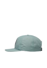 Casquette six panneaux bleu clair avec une visière plate, des œillets de ventilation et une petite étiquette noire RVCA sur le côté.