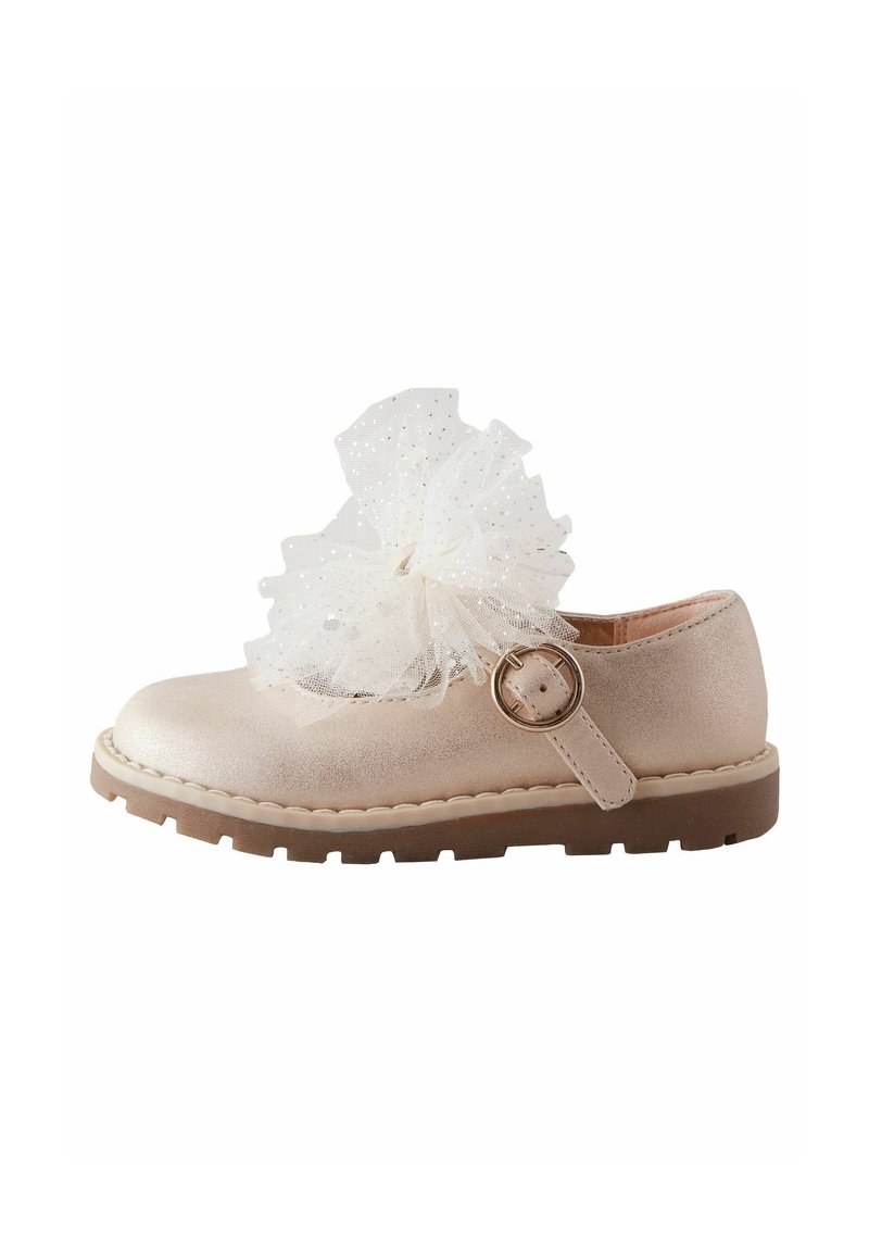 Helle rosa Metall Schuh mit runder Zehenpartie, gekrönt von einer weißen gerafften Schleife und einer dekorativen Schnalle. Strukturierte Gummisohle.