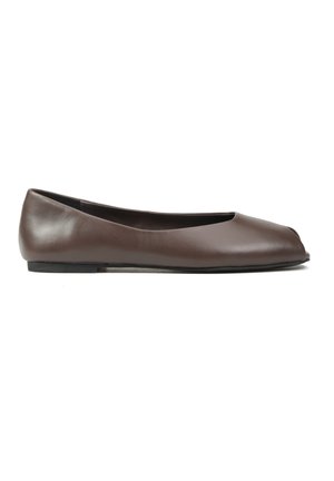 Brązowy płaski but ze skóry z niskim obcasem i zaokrąglonym otwartym czubkiem, przedstawiony z profilu na białym tle.