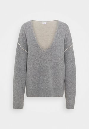 Pull gris doux à manches longues avec décolleté en V profond et détail discret de bordure blanche sur le haut des manches, tissu tricoté, coupe décontractée.