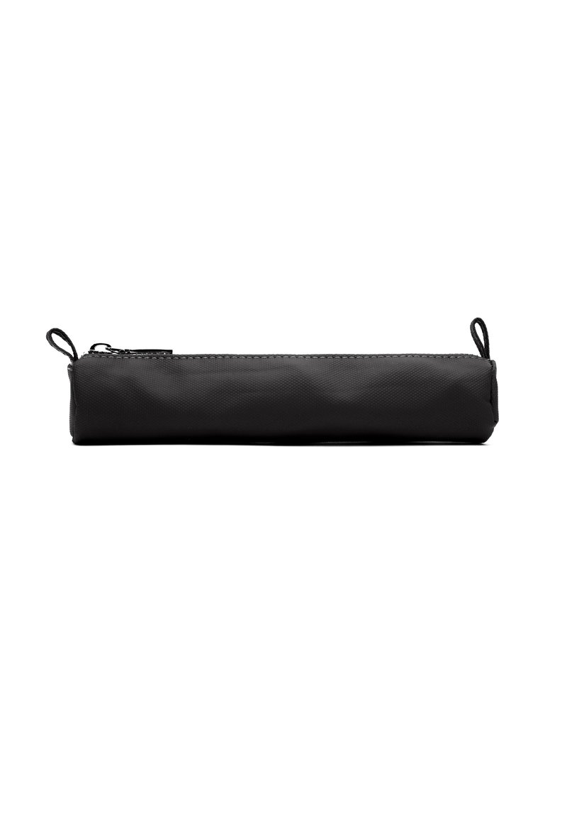 Černá pouzdro na tužky s hladkým texturovaným textilem, se zipovým uzávěrem a dvěma smyčkami na každém konci, v obdélníkovém designu a minimalistickém stylu.