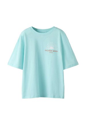 T-shirt bleu clair à manches courtes avec un motif de soleil et le texte "VACATION MOOD 1986" sur la partie supérieure gauche de la poitrine.