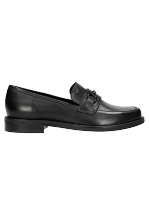 Zwarte leren loafers met een platte rubberen zool, voorzien van een decoratieve gesp op de band en een slanke, gepolijste afwerking.