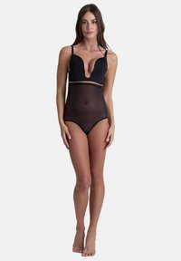 Body nero con scollatura profonda, spalline regolabili e parte inferiore in tessuto trasparente. Texture liscia e design a vita alta.