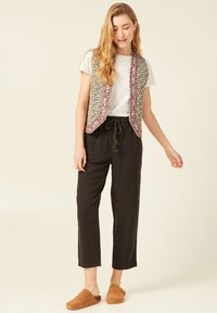 BONOBO Jeans GERADE GESCHNITTENE MIT SCHLITTEN - Pantalon classique - noir