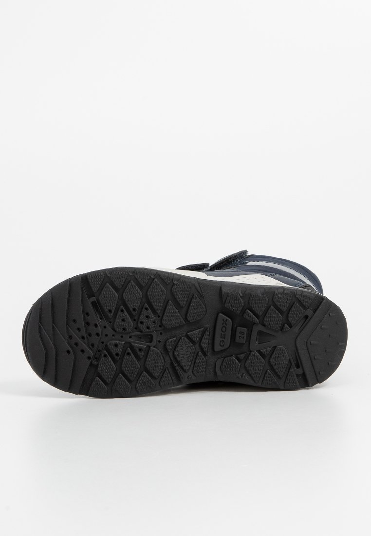 Schwarze Gummi-Außensohle mit strukturiertem Grip-Muster; marineblaues Obermaterial mit glatter Oberfläche und Belüftungslöchern; Riemenverschluss für einen sicheren Sitz.