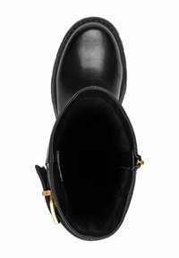 Czarne skórzane botki za kostkę z okrągłym noskiem, miękką podszewką wewnętrzną i zewnętrznym złotym zapięciem. Teksturowana powierzchnia o gładkim wykończeniu.