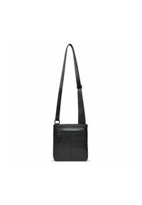 Borsa a tracolla in pelle nera con tracolla regolabile, tasca frontale con cerniera, superficie liscia, forma rettangolare e design minimalista.