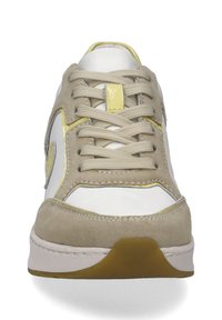 Beige und weiße Sneaker mit Wildleder- und glänzenden Akzenten, flachen Schnürsenkeln, runder Zehenpartie und Gummisohle. Gelbe Details in der Nähe der Schnürsenkel.