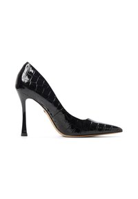 Escarpin à talon haut en cuir verni noir avec bout pointu et texture crocodile, présenté de profil sur fond blanc.