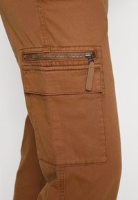 Esprit PANT - Calças cargo - toffee