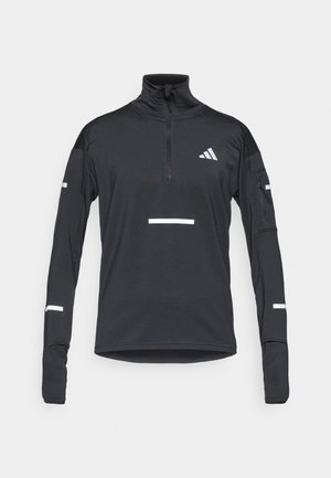 Schwarzes Sportoberteil mit hohem Kragen und Viertel-Reißverschluss. Verfügt über weiße reflektierende Akzente und strukturierte Stoffe. Lange Ärmel mit integrierten Daumenlöchern.
