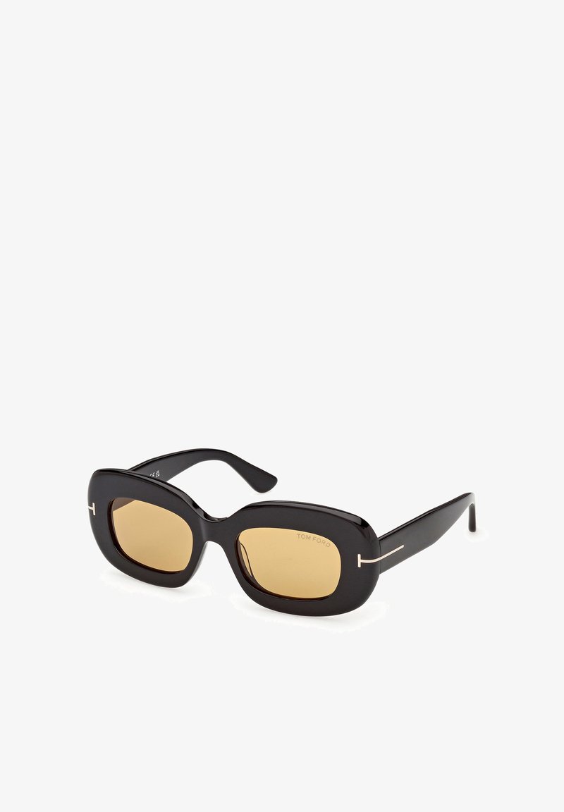 Schwarze rechteckige Sonnenbrille mit bernsteinfarben getönten Gläsern und schlanken Bügeln, die dezente silberne T-förmige Akzente an der Vorderseite des Rahmens aufweisen.