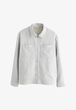 Hellgraue Jacke mit Kragen, ausgestattet mit zwei Brusttaschen, einem Frontreißverschluss und einem gemusterten Futter. Schlichte, gerade Silhouette.