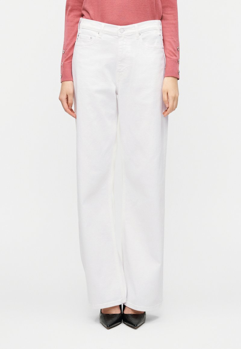 Άσπρο παντελόνι με φαρδύ πόδι και ψηλή μέση, κατα σκευασμένο από τζιν ύφασμα. Διαθέτει κούμπωμα με κουμπί και φερμουάρ, καθώς και ραμμένες τσέπες στο μπροστινό μέρος.