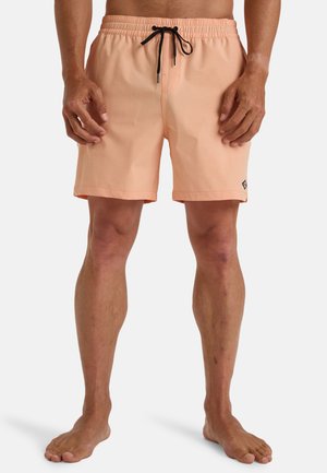 Licht perzik zwemshorts met een elastische tailleband, verstelbaar zwart trekkoord en een klein logo op de onderrand. Glad textuur van de stof.